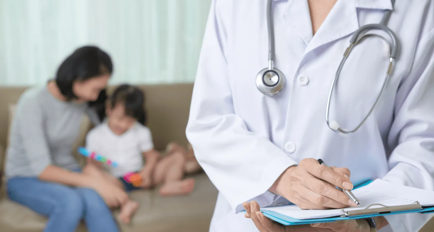 ¿Qué médico trata la dislipidemia infantil?
